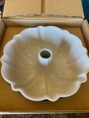 Longaberger Ivory / White Ceramic Bundt Cake Pan